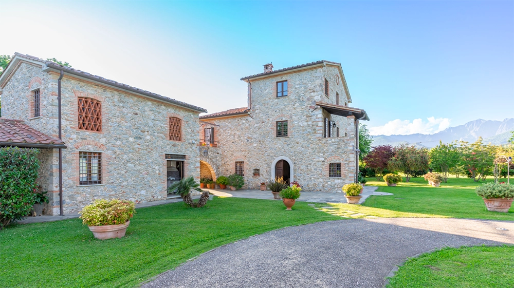 Villa a Pietrasanta: 5 motivi per scegliere la perla della Versilia
